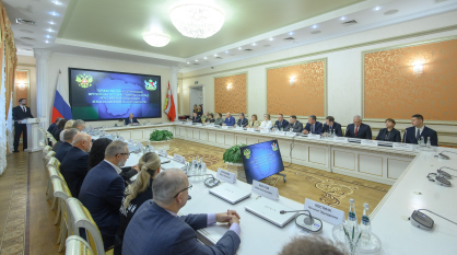 Губернатор Александр Гусев вручил награды выдающимся воронежцам в День Конституции