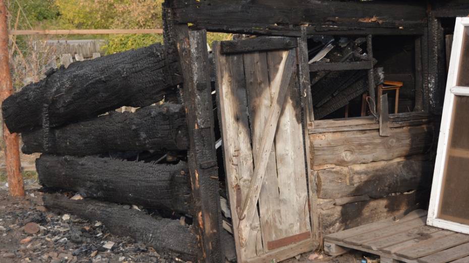 Пожар оставил без жилья 2 россошанские семьи