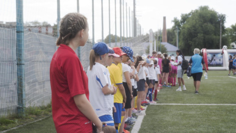 Юные воронежские спортсменки познакомились с большим футболом на фестивале в АФК «Факел»