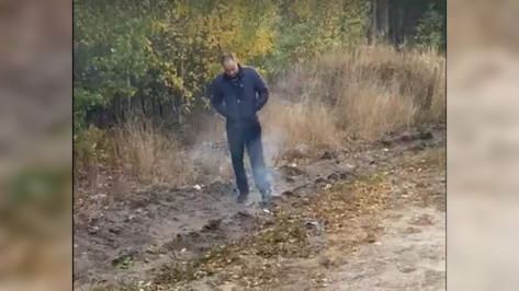 Полиция проверяет видео с мужчиной, поджигавшим траву под Воронежем 