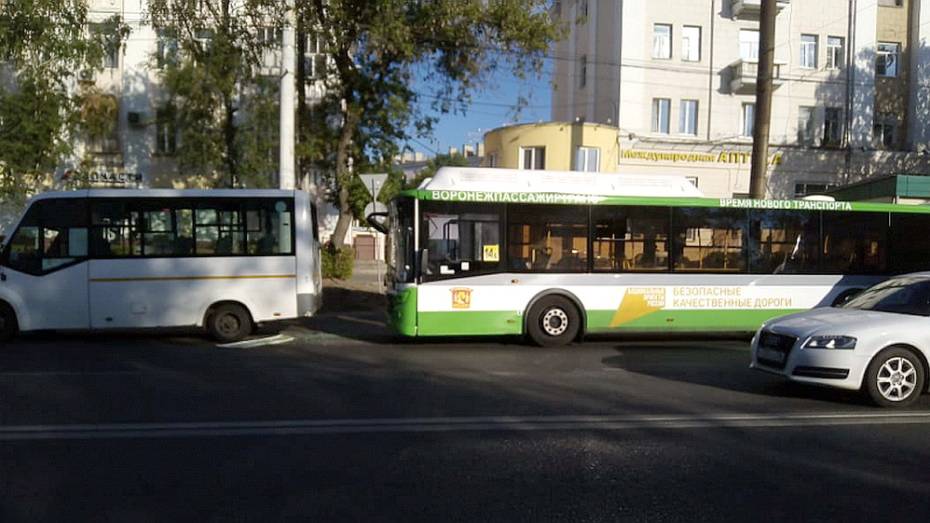 Три пассажира пострадали при столкновении маршруток в Воронеже