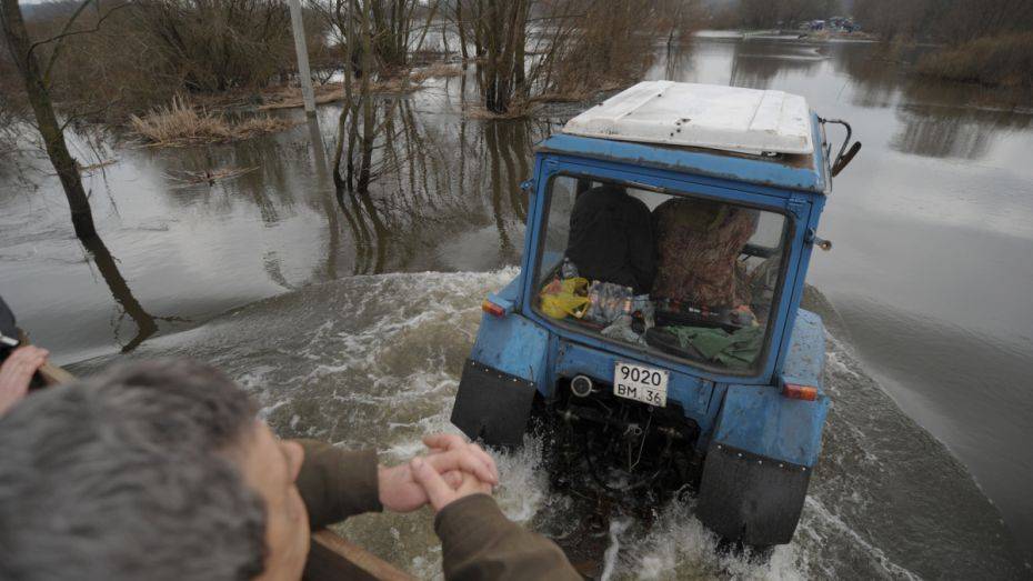 Автомобильный мост в Воронежской области затопило из-за паводка