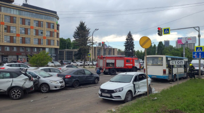 Автобус с пассажирами устроил массовое ДТП в Воронеже: есть пострадавший