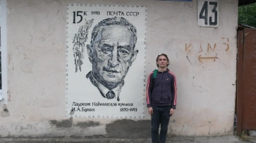 Лучший трафаретчик России сделал в Воронеже граффити с портретом Ивана Бунина