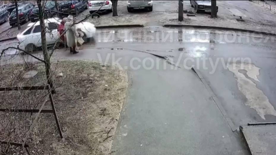 Сбившая пешехода в Воронеже автомобилистка чудом не задела двух пенсионерок