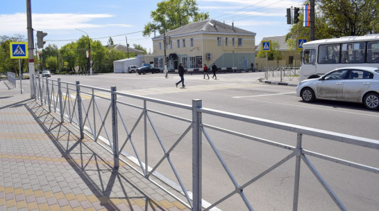 В Лисках возле перекрестков на центральных улицах установили пешеходное ограждение