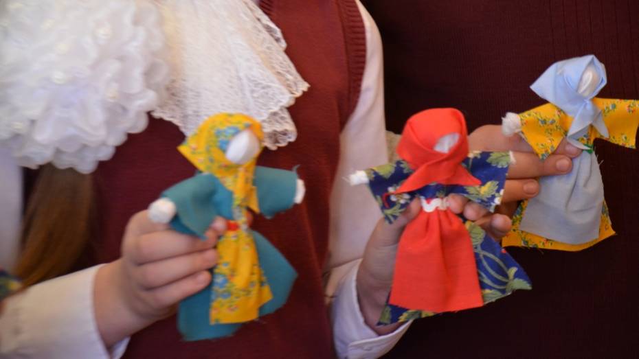 Верхнемамонские лицеисты подарили куклы-берегини детям-инвалидам