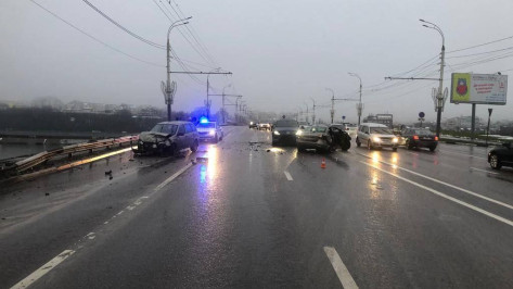 Число пострадавших в массовом ДТП на Чернавском мосту в Воронеже увеличилось до четырех