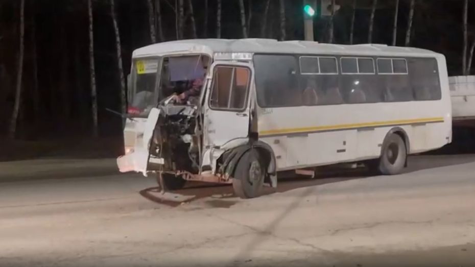 Автобус №120 и пассажирская «Газель» столкнулись в Воронеже