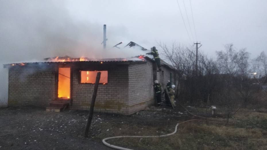 При пожаре в частном доме в селе Воронежской области погибли 2 мужчин