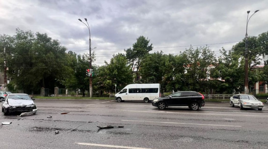 Два человека пострадали в тройном ДТП на улице 9 Января в Воронеже