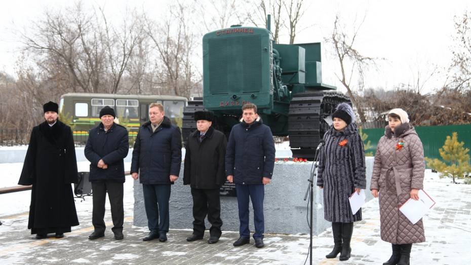 В острогожском селе Урыв-Покровка установили найденный в Дону трактор «Сталинец» 