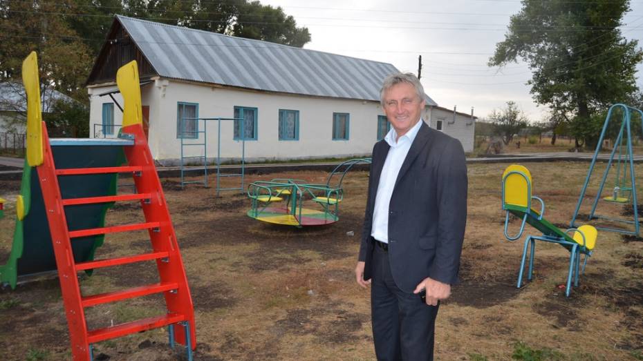 В поселении Семилукского района появились 2 новые детские площадки