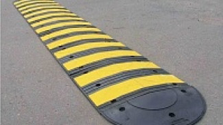 В Воронеже скутерист влетел на «лежачего полицейского» и разбился