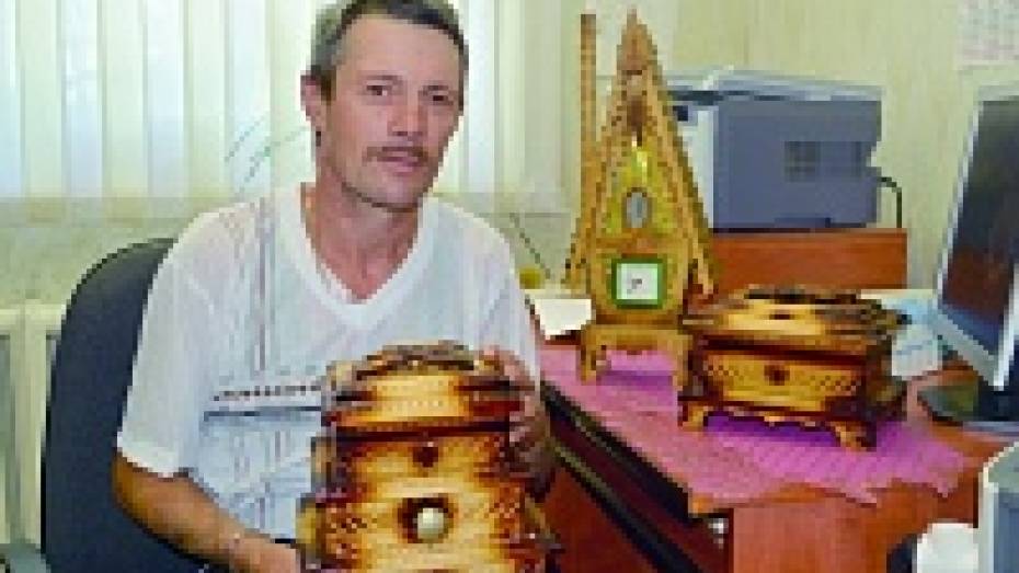 Нижнедевицкий мастер изготавливает резные ларцы за три часа