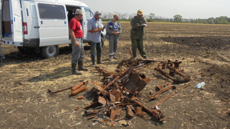 Обломки штурмовика Ил-2 времен ВОВ нашли поисковики около воронежского села Коротояк
