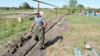 В кантемировском селе Скнаровка активисты заменят ограждение на кладбище