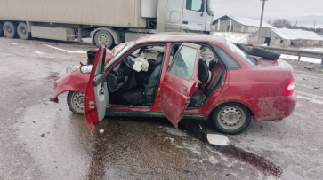 Пассажир «Приоры» погиб при встречном столкновении с грузовиком на воронежской трассе