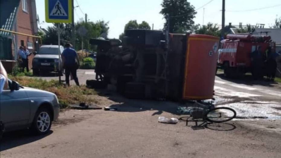 В ДТП с мусоровозом и ВАЗом в Воронежской области пострадали 2 детей и велосипедист