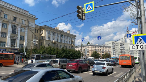 Светофоры отключились на оживленном перекрестке в центре Воронежа