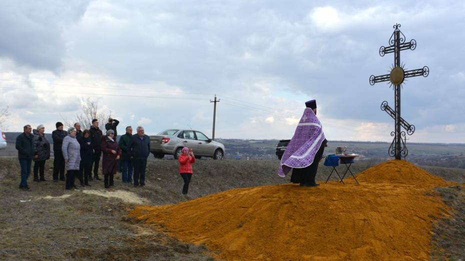 На въезде в воробьевское село Никольское-2 установили поклонный крест 