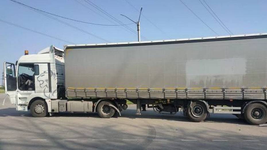 «Нива» с водителем-пенсионером столкнулась с двумя грузовиками в Воронежской области
