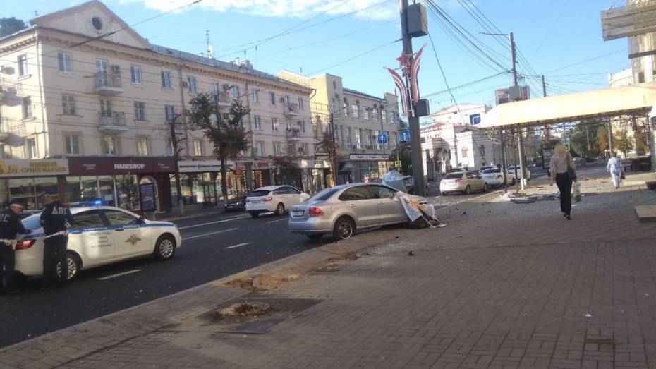 В Воронеже иномарка снесла рекламную конструкцию и врезалась в столб