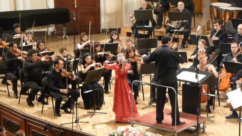 12-летняя скрипачка из Воронежа Маша Артеева выступила на знаменитых сценах столиц России и Армении