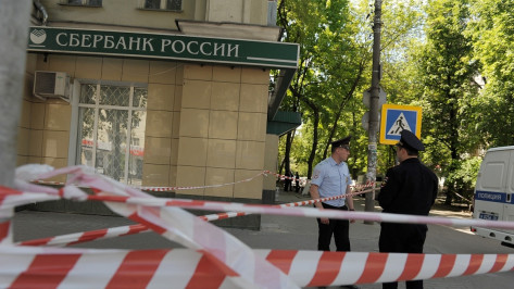 Следователи установили личность погибшего в воронежском банке мужчины