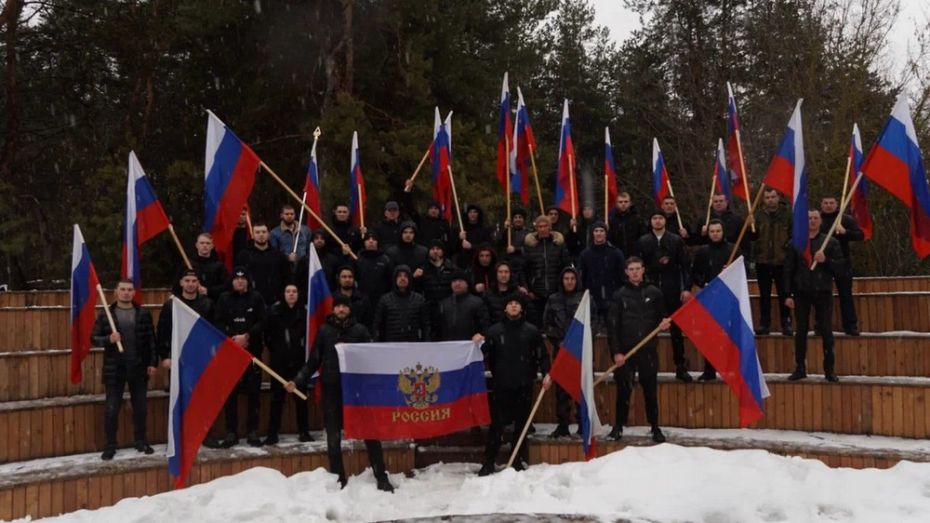 Россошанцы провели флешмоб в поддержку президента и военных РФ