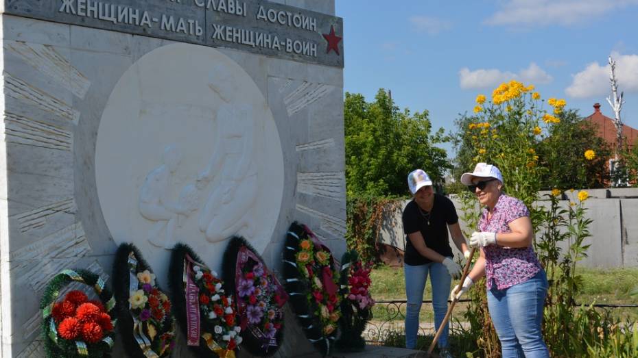 В Острогожске активисты благоустроили территорию у памятника женщинам-фронтовикам