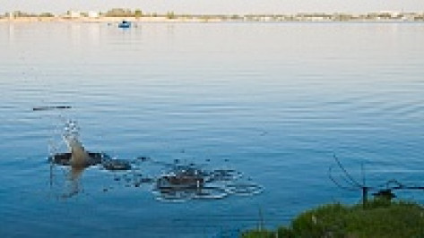 В Воронеже выпавший из лодки рыбак утонул на глазах друга