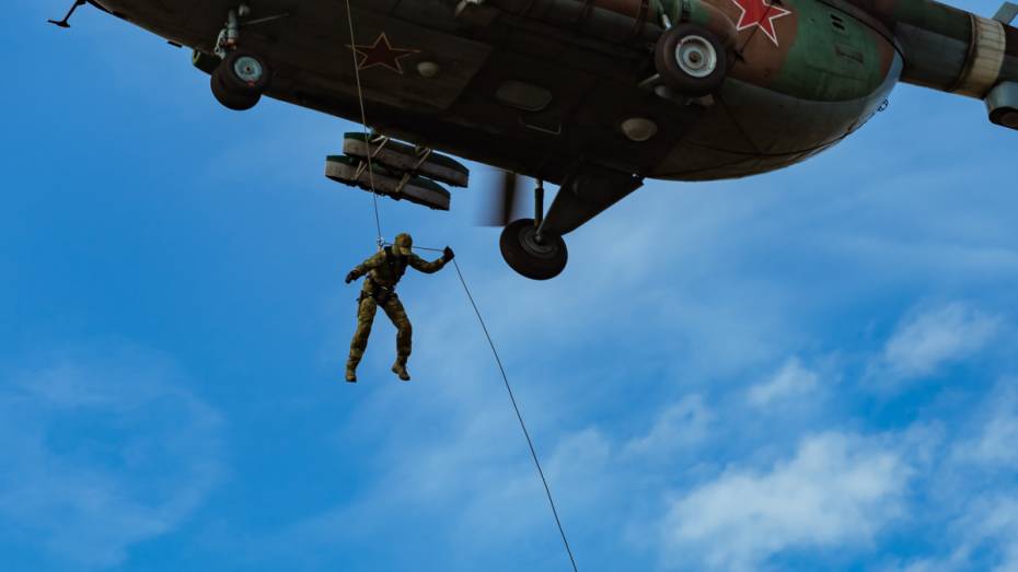 Воронежские вертолетчики отработали беспарашютное десантирование в Калужской области