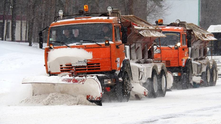 В ночной уборке снега в Воронеже задействовали 150 машин