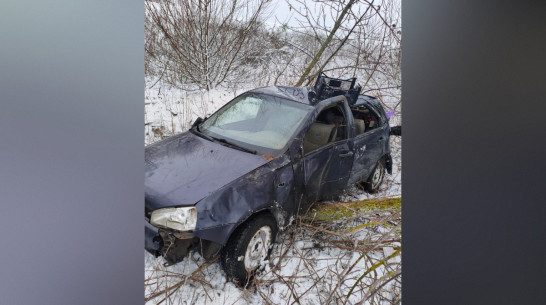 В Воронежской области «Лада Калина» вылетела в кювет и врезалась в дерево