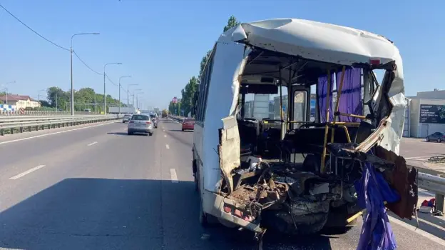 Под Воронежем автоцистерна столкнулась с автобусом: 9 человек пострадали