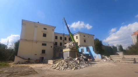 В Воронеже приступают к сносу старого здания школы №45: видео