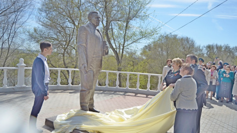 Под Воронежем установили памятник поэту Валентину Сидорову