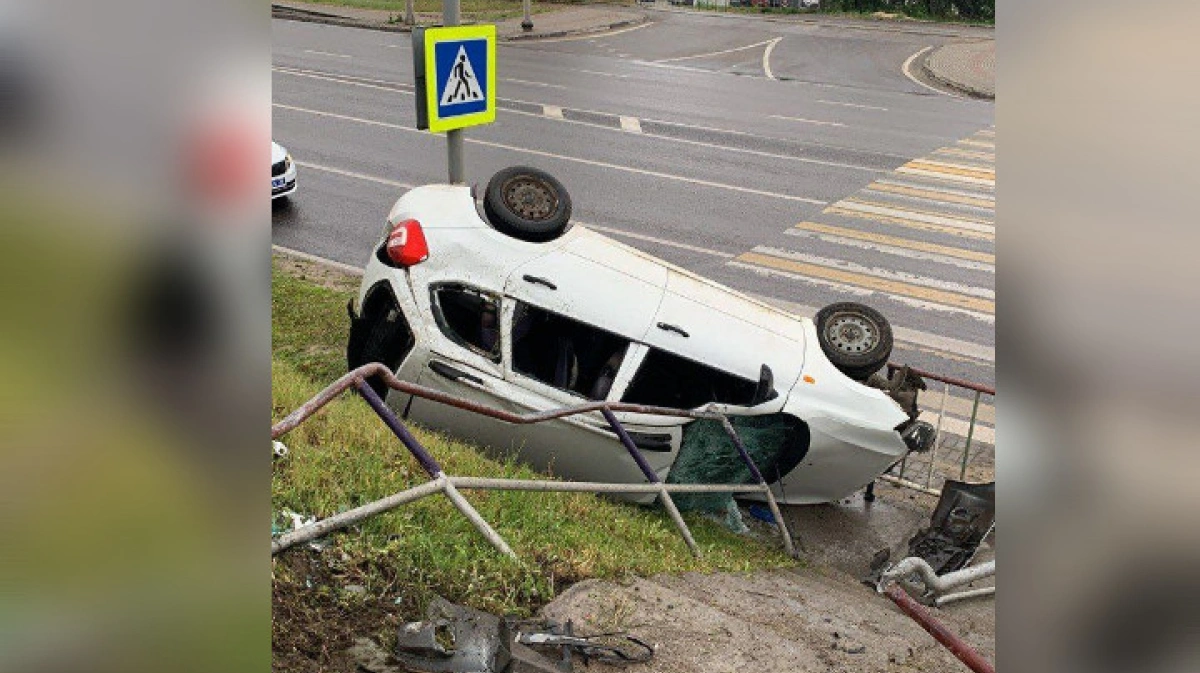 Что делать если перевернулась. Авария в Воронеже 09.10.2022 перевернулась машина на кольце.