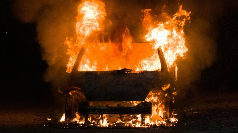 В Советском районе Воронежа на видео попал полыхающий автомобиль