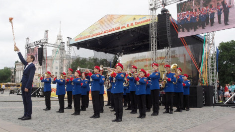 Лучшие детские духовые оркестры выступили на площади Ленина в Воронеже