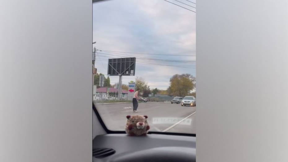 В воронежском ЖК «Озерки» полуголый мужчина бегал по проезжей части