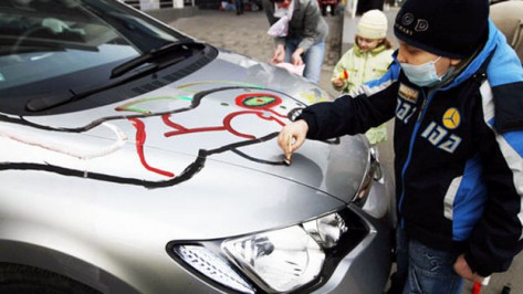 Воронежские автомобилисты разрешат больным детям разрисовать свои машины