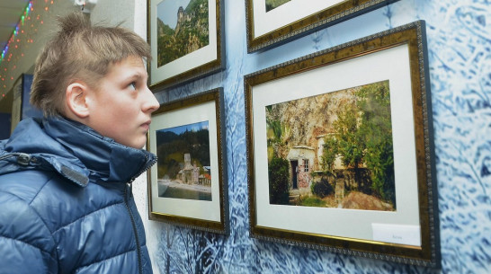 В Бутурлиновском районе открылась фотовыставка «Гора Афон, Гора Святая»