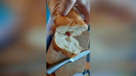 Жительница Воронежской области пожаловалась на канцелярскую кнопку в хлебе из пекарни