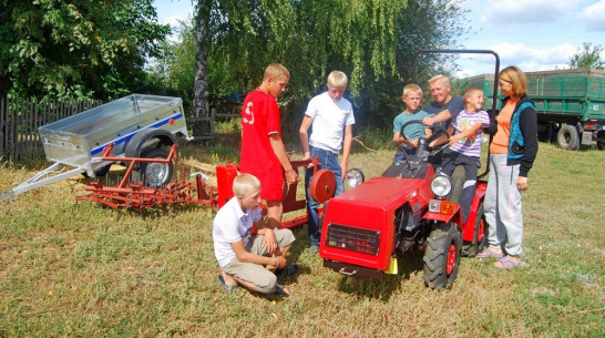 Многодетная бутурлиновская семья получила в подарок мини-транспорт