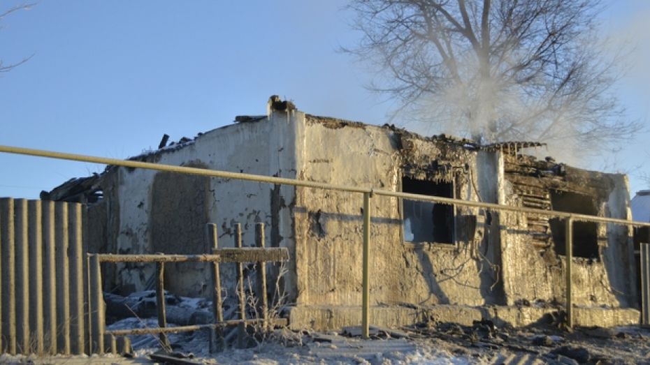 В Петропавловке Острогожского района сгорел дом