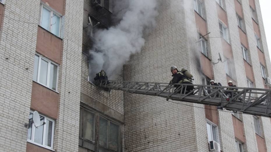 Спасатели эвакуировали 40 человек из горящей 9-этажки в Воронеже
