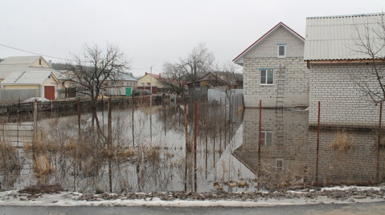 В Новоусманском районе вода из промышленного озера затопила поселок Шуберское
