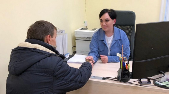 В Таловском районе социальный координатор помогла участнику СВО получить ветеранское удостоверение